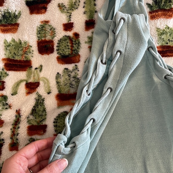 AE soft and sexy tank. Medium. Cute arm hole detail - Picture 4 of 6